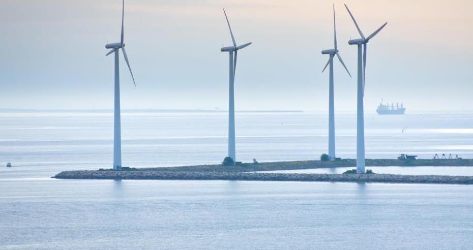Onshore wind turbines tested by the coast