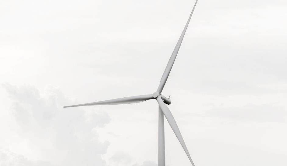 Picture of a wind turbine on a fall day