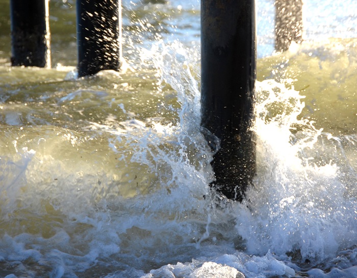 Waves splashing around a pole. It resembles how waves splash on offshore wind turbine foundations